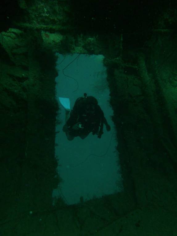 Mergulhando na parte interna do navio-cruzeiro Bianca C, naufragado em 1961 em Granada